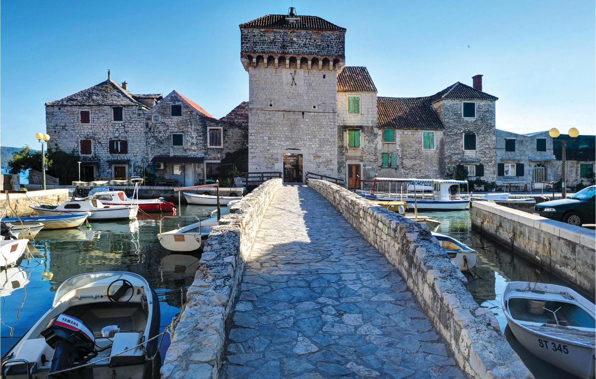 Three-Bedroom Apartment in Kastel Gomilica Kaštela Buitenkant foto